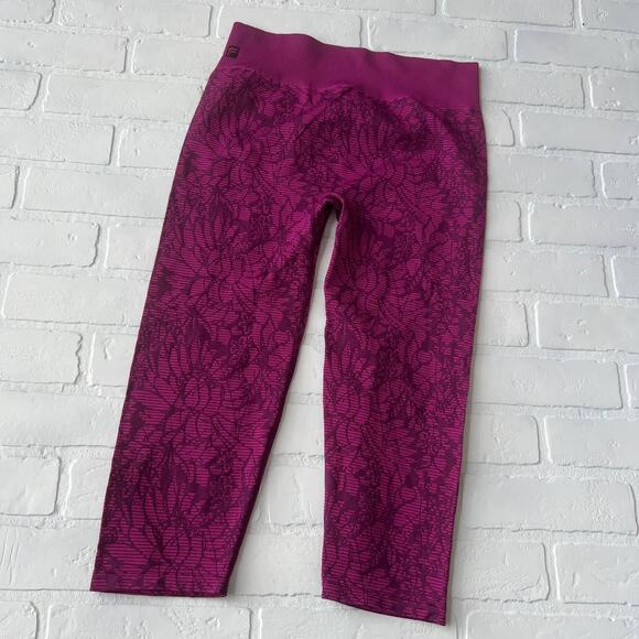 Fabletics Purple Fuschia Floral Compression Capri Leggings Yoga Pants-sz S - Picture 2 of 6